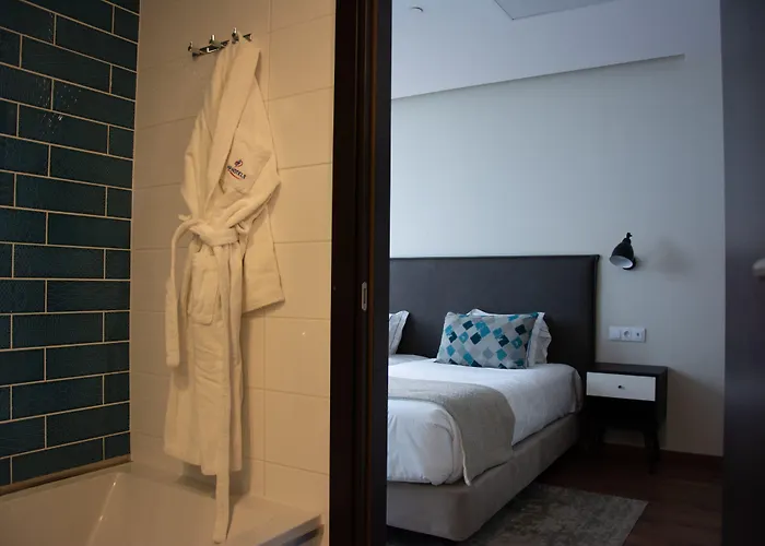 Отель Vip Executive Picoas 4*